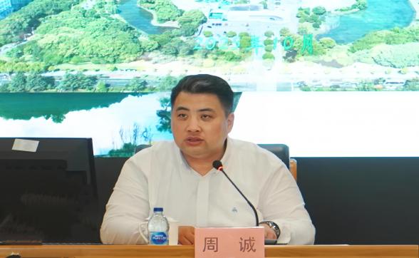 松江区委常委、副区长、区政府党组成员周诚为中青班学员授课